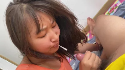 大学同学帮我口交打飞机并射精
