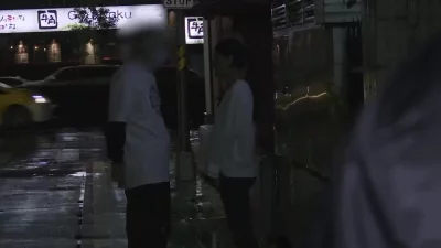 偶遇情侣下雨路边吵架！趁虚而入送他女友回家衣服湿透受不了诱惑强行啪啪
