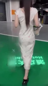 台球助教从停车场干到酒店这也太闷骚了穿着清纯碎花裙内衣内裤居然是豹纹