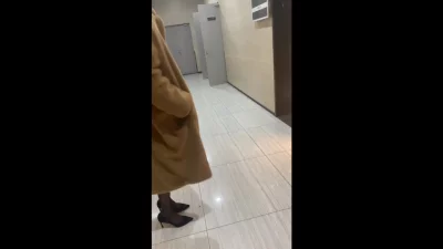 约操体制内老师直接丝袜在楼道展示穿搭太骚了